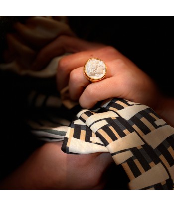 Bague Ronde en Plaqué Or et Résine Champagne Motif Statue Grecque livraison gratuite