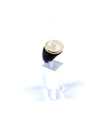 Large Bague en Plexiglas Noir et Résine Champagne Motif Statue Grecque soldes