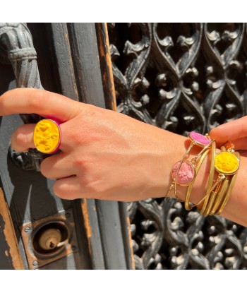 Large Bague en Plexiglas Violet et Résine Jaune Motif Lion À commander