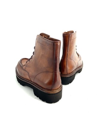 Chaussure Lacets Montante Semelle Crantée en Cuir Cognac est présent 