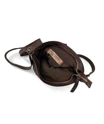 Mini-Sac Tressé en Cuir Marron Foncé Porté Travers Les êtres humains sont 