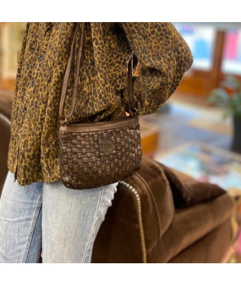 Mini-Sac Tressé en Cuir Marron Foncé Porté Travers Les êtres humains sont 