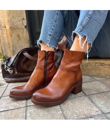 Boots Talon Trotteur en Cuir Camel Patiné en linge